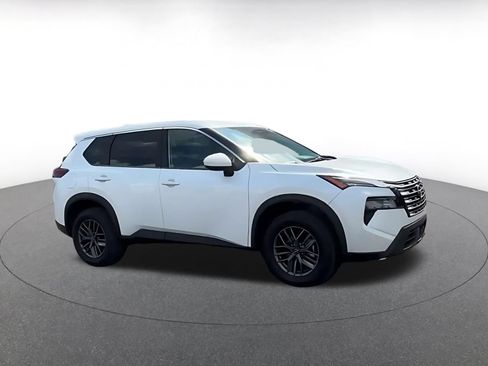 Used 2026 Nissan Rogue SV FWD image 2
