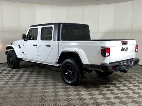 Used 2022 Jeep Gladiator Sport image 3