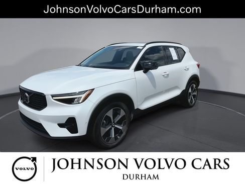 Used 2023 Volvo XC40 B5 Plus w/ Driver Assist Package AWD/4WD image 4