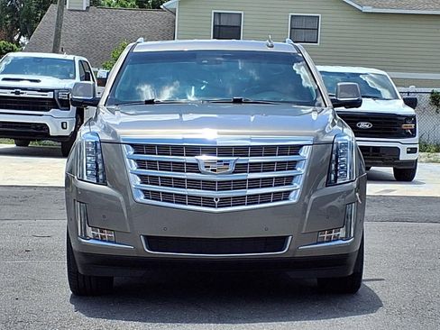 Used 2019 Cadillac Escalade Luxury RWD image 2