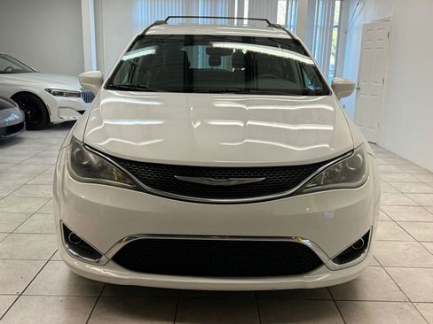 Used 2017 Chrysler Pacifica Touring-L image 2