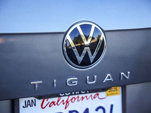 Used 2022 Volkswagen Tiguan SE R-Line image 11