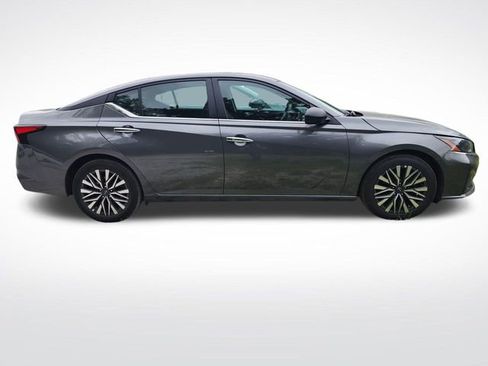 Used 2025 Nissan Altima 2.5 SV FWD image 6