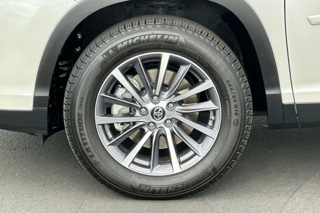 Certified 2019 Toyota Highlander XLE FWD image 34