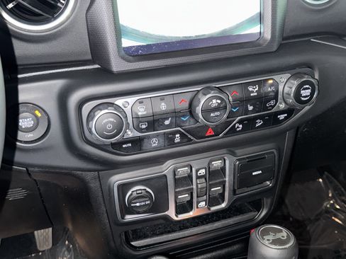 Used 2018 Jeep Wrangler Unlimited Sahara image 28