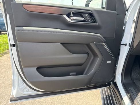 New 2026 GMC Yukon XL Denali w/ Denali Reserve Package AWD/4WD image 12