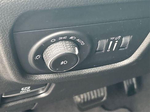 Used 2023 Jeep Grand Cherokee L Limited w/ Black Appearance Package image 43