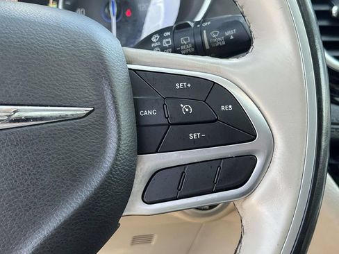 Used 2019 Chrysler Pacifica Limited FWD image 25