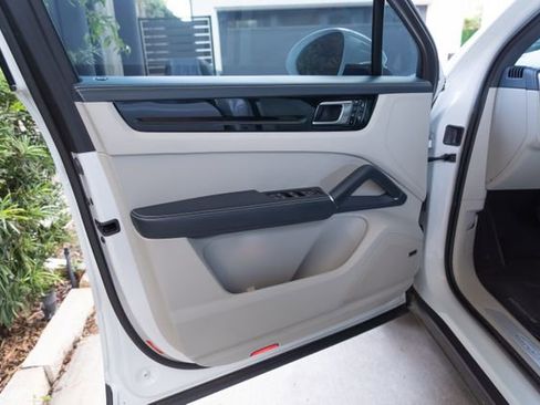 Used 2021 Porsche Cayenne E-Hybrid image 16