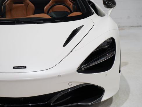 Used 2020 McLaren 720S Spider RWD image 18