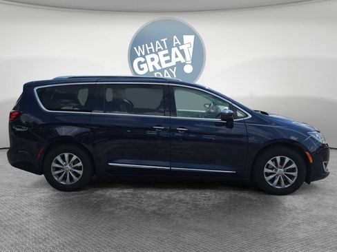 Used 2018 Chrysler Pacifica Touring-L FWD image 2