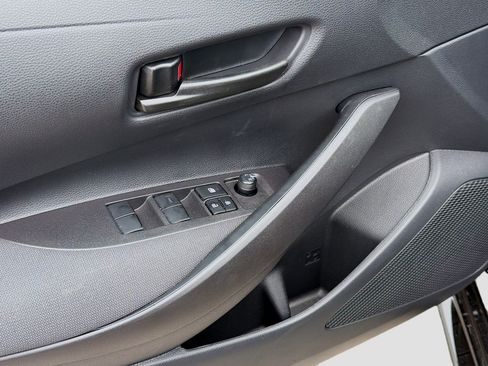 Used 2025 Toyota Corolla LE w/ Convenience Package image 21