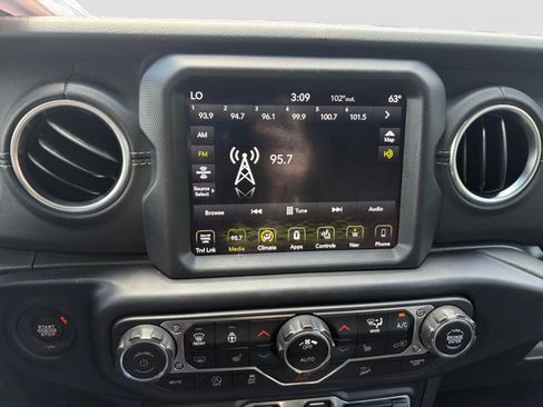 Used 2020 Jeep Wrangler Unlimited Sahara AWD/4WD image 21