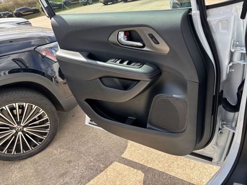 Used 2025 Chrysler Pacifica Select image 18