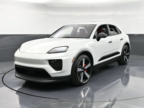 Certified 2025 Porsche Macan 4S Electric AWD/4WD image 6