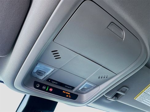 Used 2024 GMC Terrain SLE w/ Driver Convenience Package image 17