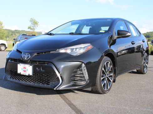 Used 2018 Toyota Corolla SE w/ SE Premium Package FWD image 1