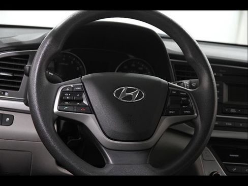 Used 2018 Hyundai Elantra SE image 7