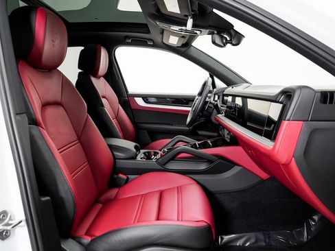 Used 2025 Porsche Cayenne image 24