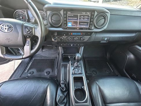 Used 2020 Toyota Tacoma TRD Sport w/ TRD Premium Sport Package AWD/4WD image 19