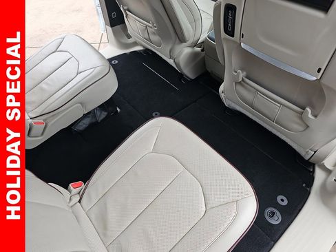 Used 2017 Chrysler Pacifica Limited w/ UConnect Theater Package image 11