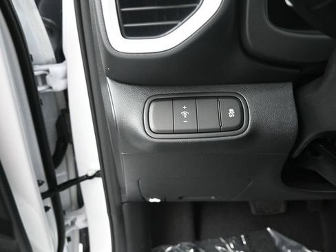 Used 2025 Hyundai Venue Limited FWD image 17