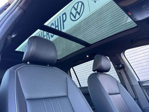 Used 2023 Volkswagen Tiguan SE R-Line image 18