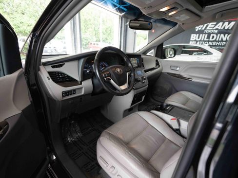 Used 2017 Toyota Sienna XLE Premium FWD image 8