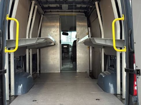 Used 2018 Mercedes-Benz Sprinter 2500 image 9
