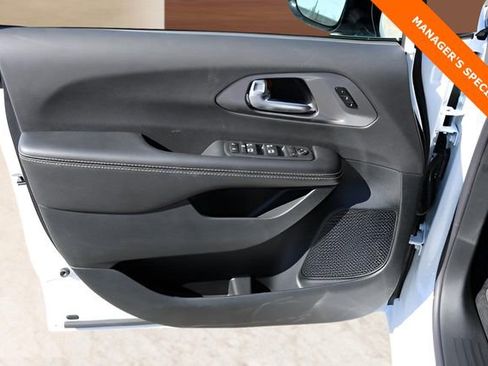 New 2026 Chrysler Pacifica Select image 10