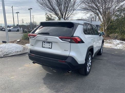 Used 2021 Toyota RAV4 XLE Premium image 8