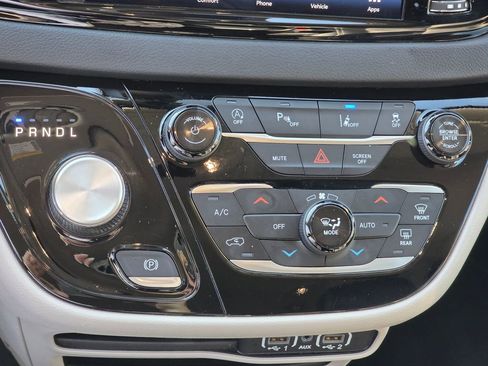 Used 2024 Chrysler Pacifica Touring-L image 23