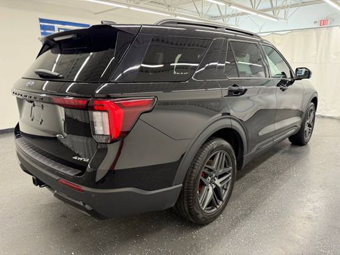 Used 2025 Ford Explorer ST-Line w/ ST-Line Street Pack AWD/4WD image 2