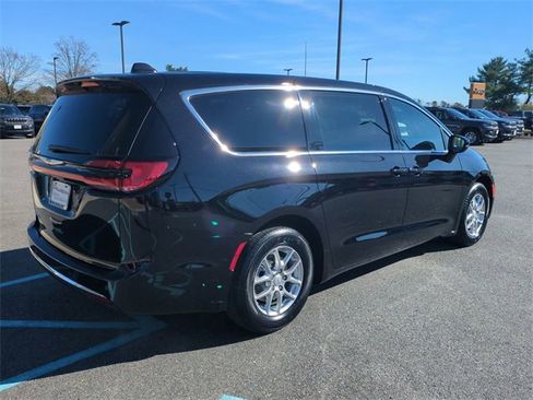 New 2026 Chrysler Pacifica Select image 4