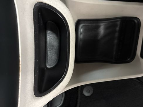 Used 2018 Chrysler Pacifica Limited image 24