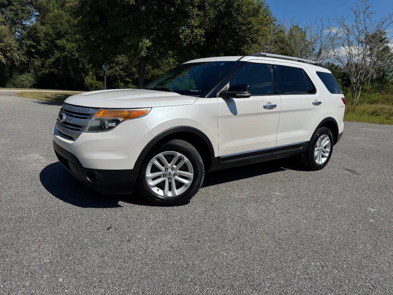 Used 2014 Ford Explorer XLT w/ Equipment Group 202A AWD/4WD image 29