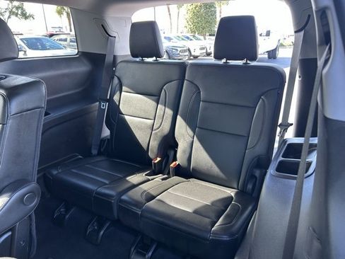 Used 2023 GMC Acadia SLT w/ Preferred Package image 16