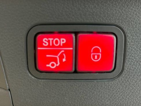 Used 2018 Mercedes-Benz GLC 63 AMG 4MATIC image 38