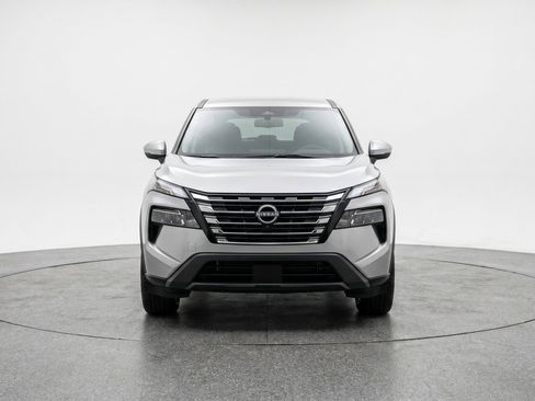 Used 2025 Nissan Rogue SV FWD image 2