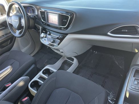 Used 2022 Chrysler Voyager LX image 11