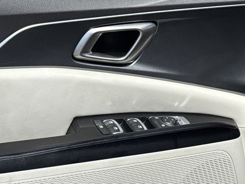 Used 2024 Kia Carnival LX image 7