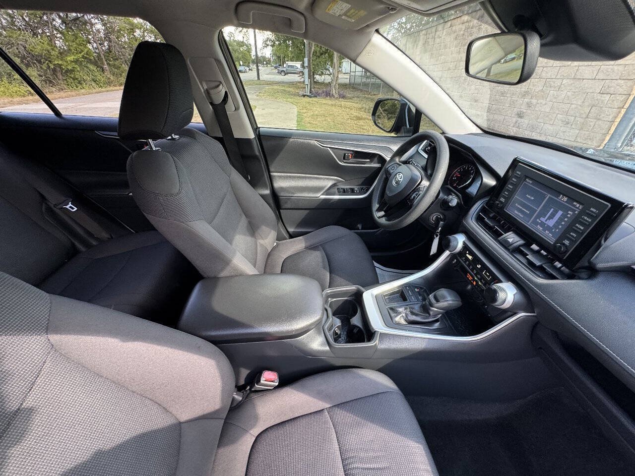 Used 2019 Toyota RAV4 LE FWD image 20