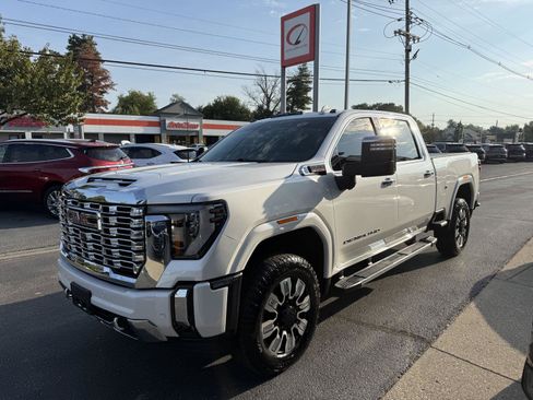 Used 2025 GMC Sierra 2500 Denali w/ Technology Package AWD/4WD image 3