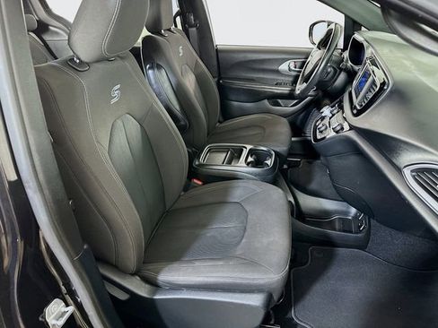 Used 2020 Chrysler Pacifica Touring w/ S Appearance Package image 12