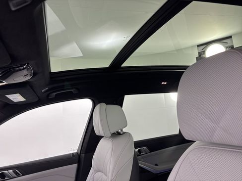 Certified 2025 BMW X7 xDrive40i w/ M Sport Package image 18