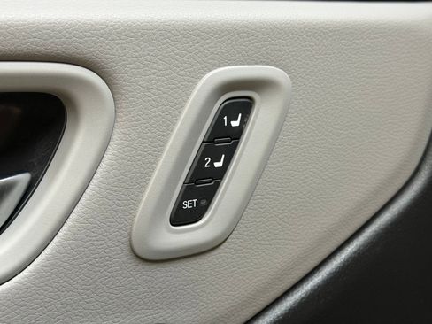 Used 2025 Honda Pilot Touring image 17