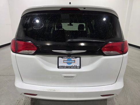 Used 2022 Chrysler Voyager LX image 3