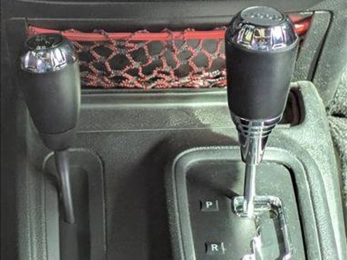 Used 2017 Jeep Wrangler Unlimited Rubicon image 13