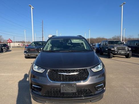 Used 2022 Chrysler Pacifica Touring-L FWD image 2