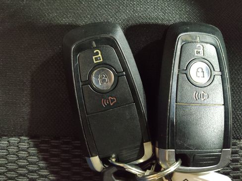 Used 2018 Ford Explorer XLT image 32